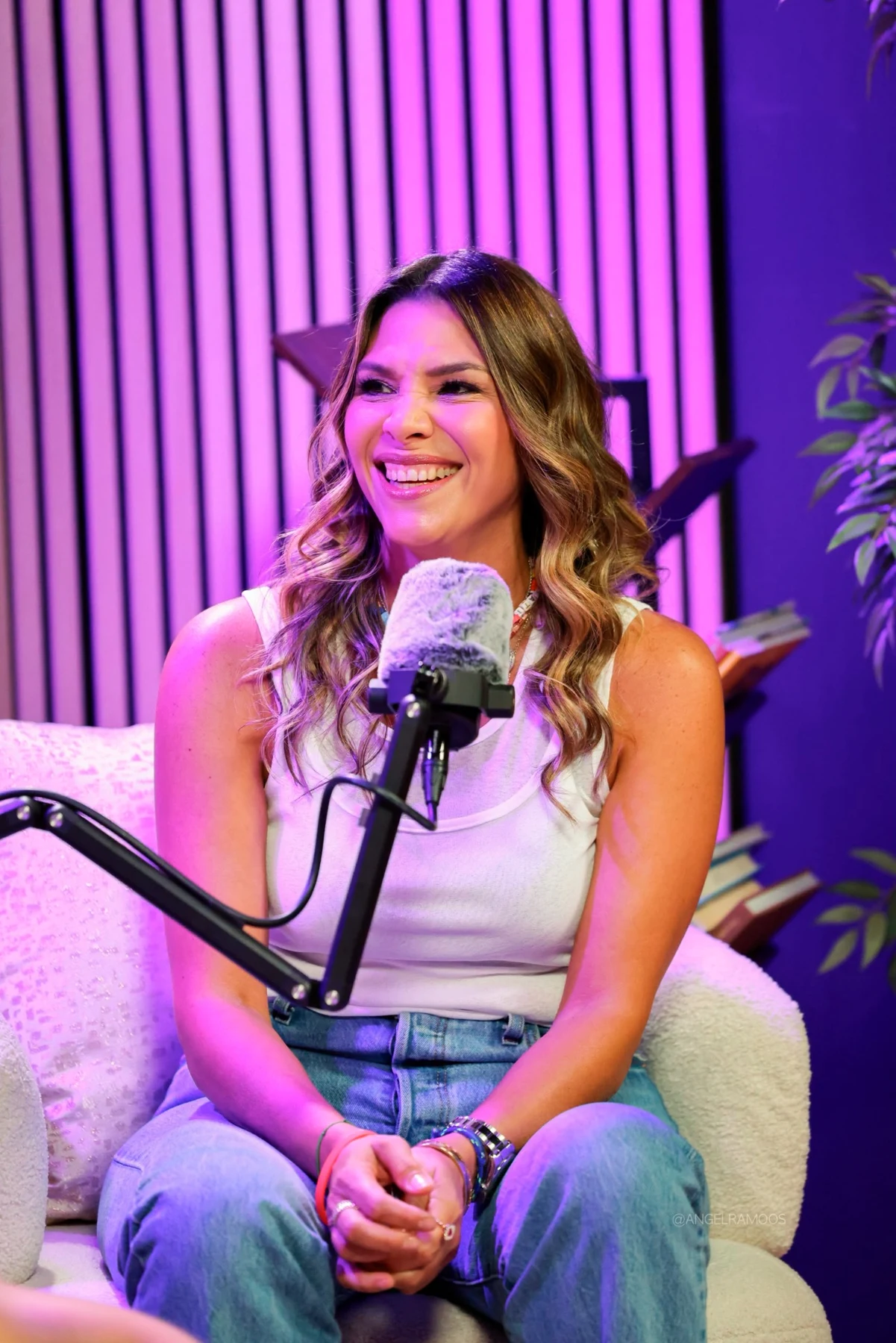 Tati conversando en el estudio del podcast